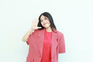 porträtt av skön asiatisk kvinna bär röd utrusta med Lycklig uttryck foto