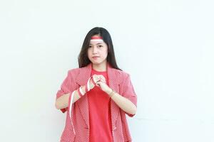 porträtt av skön asiatisk kvinna bär röd utrusta Framställ i anda fira indonesien oberoende dag foto
