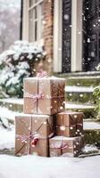 jul gåvor leverans, post service och Semester presenterar uppkopplad handla, insvept paket lådor på en Land hus tröskel i en snöar vinter, generativ ai foto