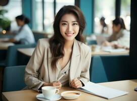 asiatisk företag kvinna på tabell i Kafé foto