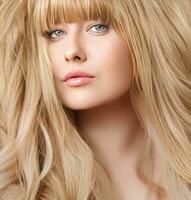 frisyr, skönhet och hår vård, skön blond kvinna med lång blond hår, glamour porträtt för hår salong och hårvård foto