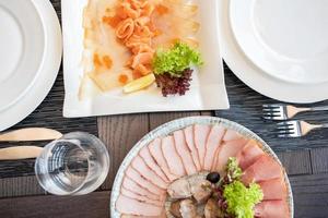 skivning av olika typer av fisk och kött. skär röd och vit fisk. festligt bord