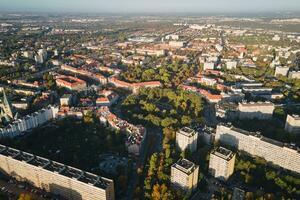 bostads- byggnad i europeisk stad, antenn se. wroclaw, polen foto