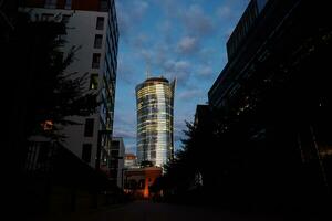 hög stiga kontor byggnad med upplyst fönster på natt foto
