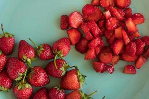 skål med hackade jordgubbar på en trätappningbakgrund
