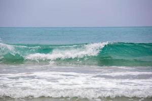 abstrakt blå havsvatten med vit våg för bakgrund foto