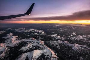 flyger över Colorado steniga berg vid solnedgången foto