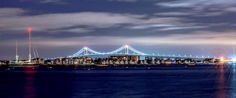 claiborne pell bridge i bakgrunden på natten i newport rhode island foto