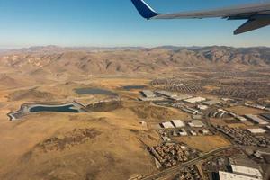 flyger över reno nevada och klipporna foto