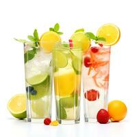 färsk dryck cocktails med färgrik is citron- kalk och frukt foto