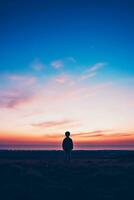 en barn gazing på de horisont isolerat på en skymning lutning bakgrund foto