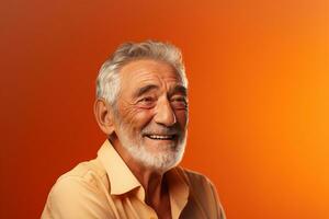 äldre man leende lyckligt på bokeh stil bakgrund foto