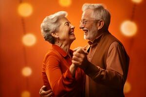 en äldre par dans lyckligt och ser till varje Övrig i lycka foto