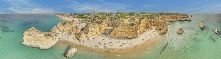 panorama- Drönare bild över praia do prainha strand i portugisiska algarve under dagtid foto