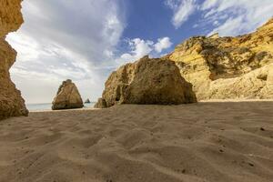 panorama- bild mellan de klippor på praia do prainha på de portugisiska algarve kust under de dag foto