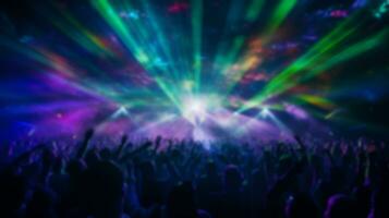 fläck folkmassan tittar på leva visa konsert i nattklubb med färgrik laser belysning bakgrund på skede. generativ ai foto