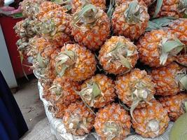 välsmakande och hälsosam orange färgad ananasstock foto