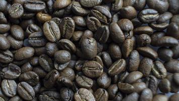 närbild av rostade kaffebönor foto