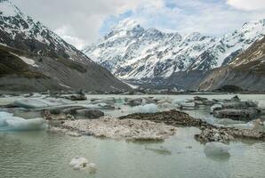 de skön landskap av hora sjö och hora glaciär i aoraki montera laga mat de högsta bergen i ny själland. foto