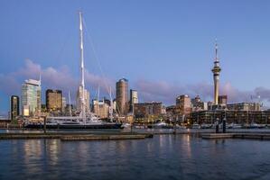 landskap se av viadukt hamn i de central av auckland, ny zealand på solnedgång. foto