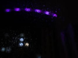 regndroppe på natten med den suddiga bakgrunden foto