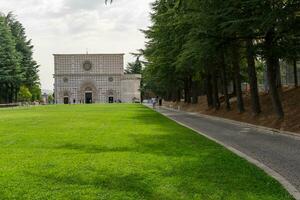 l'aquila, Italien-augusti 11, 2021-vy av de basilika av santa maria di collemaggio i l'aquila under en molnig dag foto