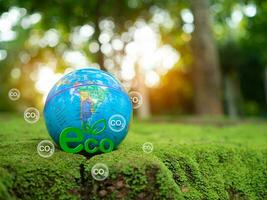 eco begrepp text på natur bakgrund. begrepp av framtida företag tillväxt för de miljö. och design för återanvändning och förnybar material Resurser och en hållbar miljö foto
