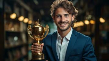 Framgång affärsman innehav trofén med strålande leende foto
