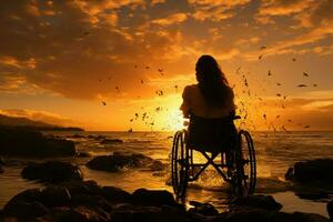 mot solnedgång över de hav, rullstolsbunden kvinnors silhuett höjer vapen graciöst ai genererad foto