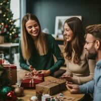 festlig medarbetare utbyte hemlighet santa gåvor foto