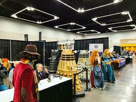 portland, Oregon, USA - 2023-09-23 komisk lura konvent. människor klädd i kostymer av känd film och tecknad serie tecken. känd objekt från filmer och tecknade serier. foto