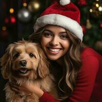 Lycklig hund Framställ i en santa hatt med hans ägare foto