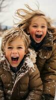 lekfull syskon har roligt i de snö foto