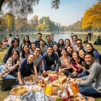 roliga picknick med Bra företag foto