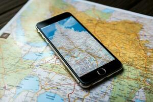 turist Kartor av polen och en mobil telefon för guidad utforskning ai genererad foto