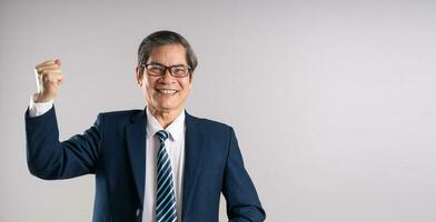 porträtt av ett äldre asiatisk affärsman, Framställ på en blå bakgrund foto