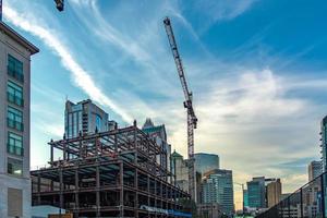 modern stad under konstruktion på morgonen foto