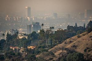 Los Angeles skyline och förorter insvept i rök från woosle-bränder 2018 foto