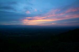 kväll ljus efter solnedgång på tat mok nationell parkera, thailand foto