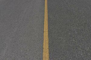 asfalt väg med märkning rader vit Ränder textur bakgrund. foto