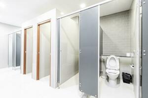 offentlig interiör av badrum med modern badrum fodrad upp modern design. foto