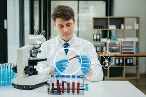 mogna vetenskapsmän ledande forskning utredningar i en medicinsk laboratorium, en forskare i de förgrund är använder sig av en mikroskop i laboratorium för medicin. foto