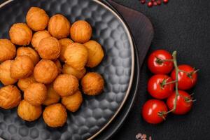 utsökt friterad potatis bollar med panerad mozzarella, salt, kryddor och örter foto