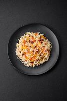 utsökt färsk asiatisk spaghetti med bitar av grönsaker, kött, med salt, kryddor och örter foto