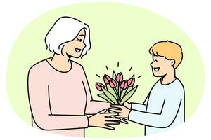 leende pojke hälsning mormor med blommor foto