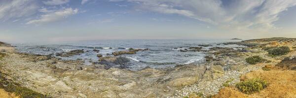 panorama över klippig atlanten kust i portugal foto