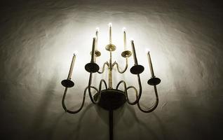 gammal medeltida ljuskrona för belysning foto