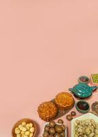 en gott runda måne kakor på mitten höst festival. platt lägga mitten höst festival mat och dryck på ljuv rosa bakgrund. foto