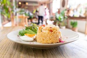 räkor stekt ris med saltägg på plattan foto