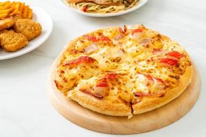 skinka och krabba pizza eller hawaiisk pizza foto